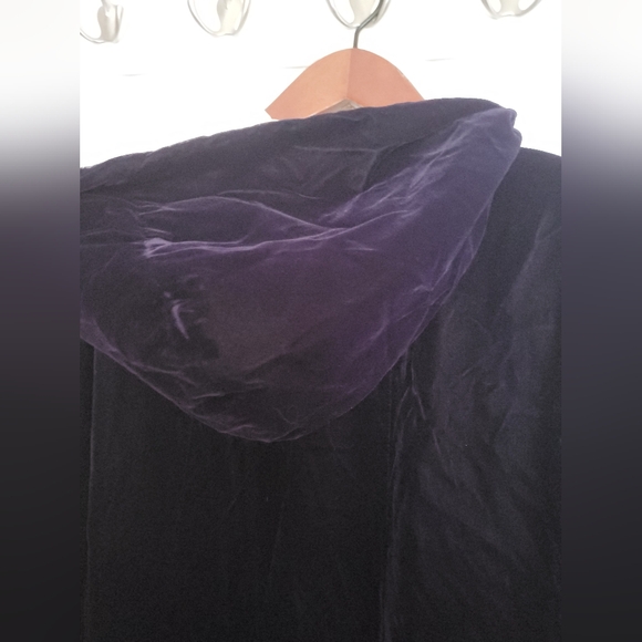 Velvet Fantasy Cape - Picture 8 of 15